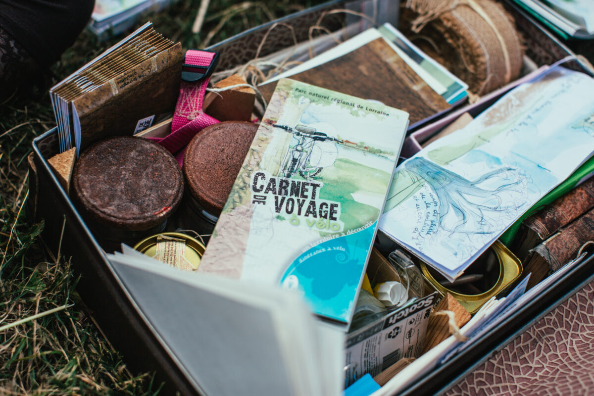 Des brochures touristiques dans une valise